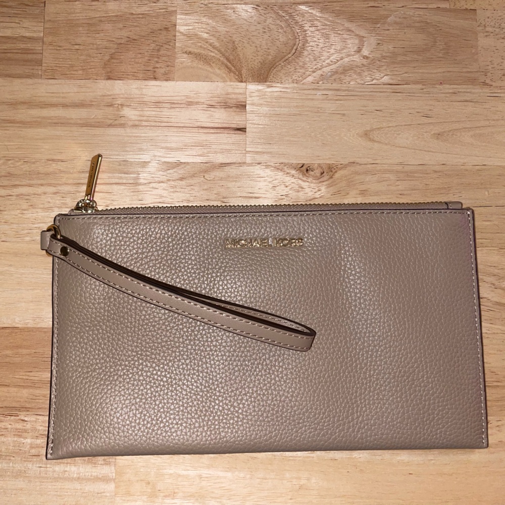 New without tags Michael Kors wristlet/clutch